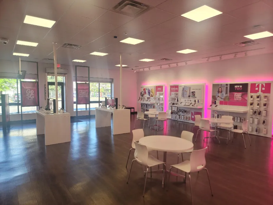 Foto del interior de la tienda T-Mobile en Jefferson Ave & Mcdougal, Detroit, MI