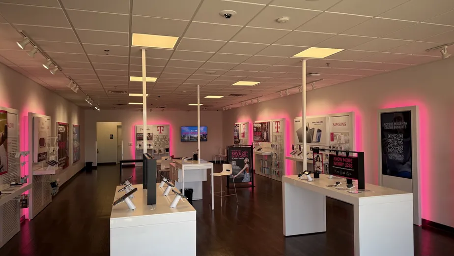  Interior photo of T-Mobile Store at Taylor Dr & Erie Ave, Sheboygan, WI 