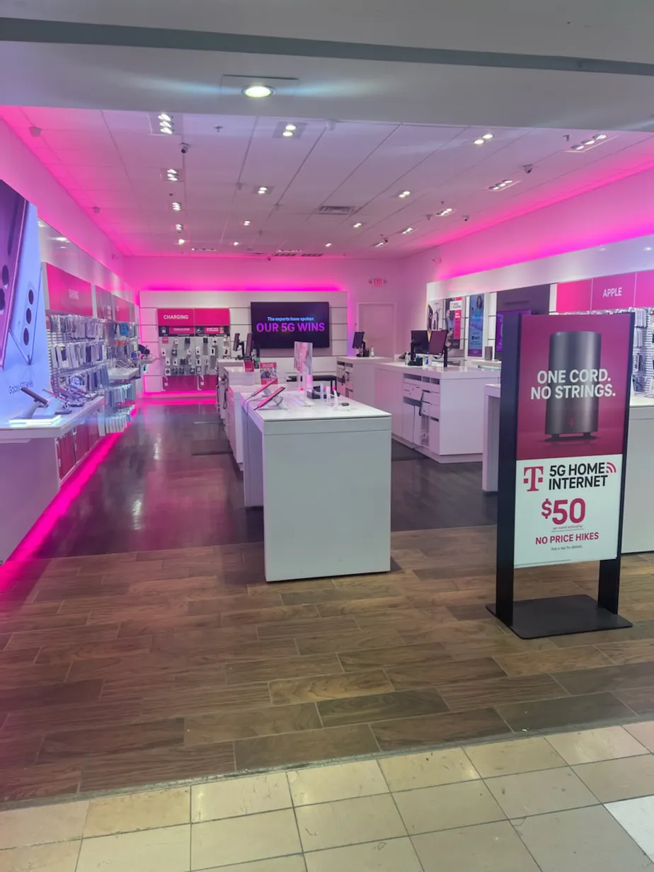 Foto del interior de la tienda T-Mobile en Newburgh Mall, Newburgh, NY