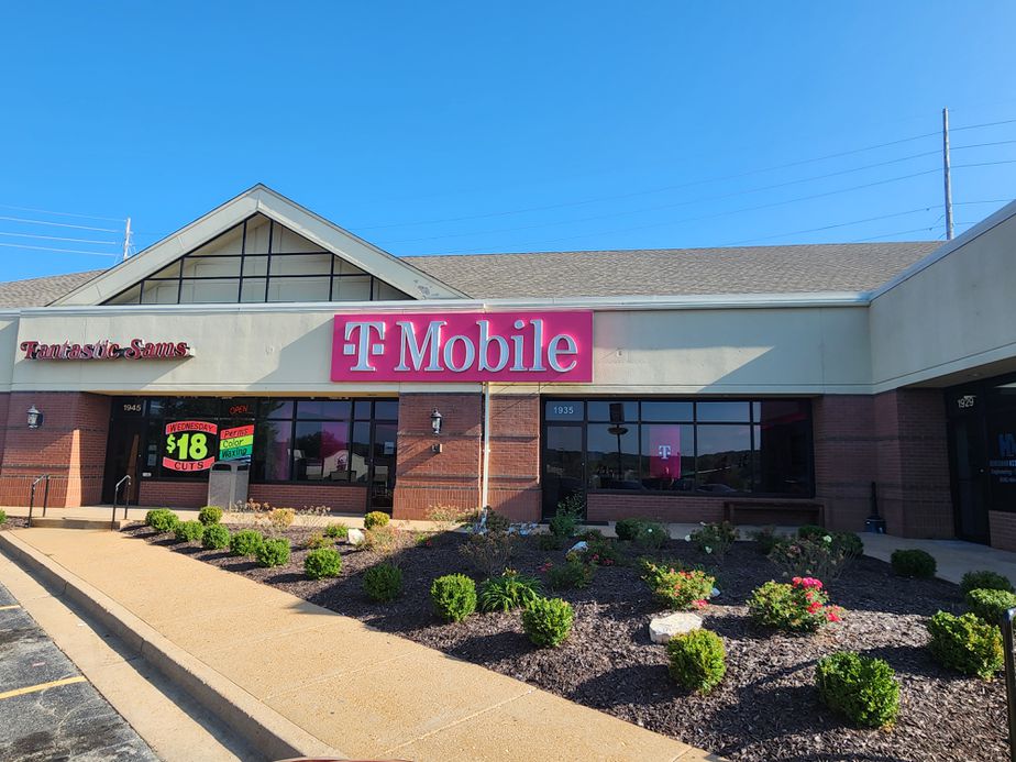 Exterior photo of T-Mobile Store at Richardson Crossing, Arnold, MO