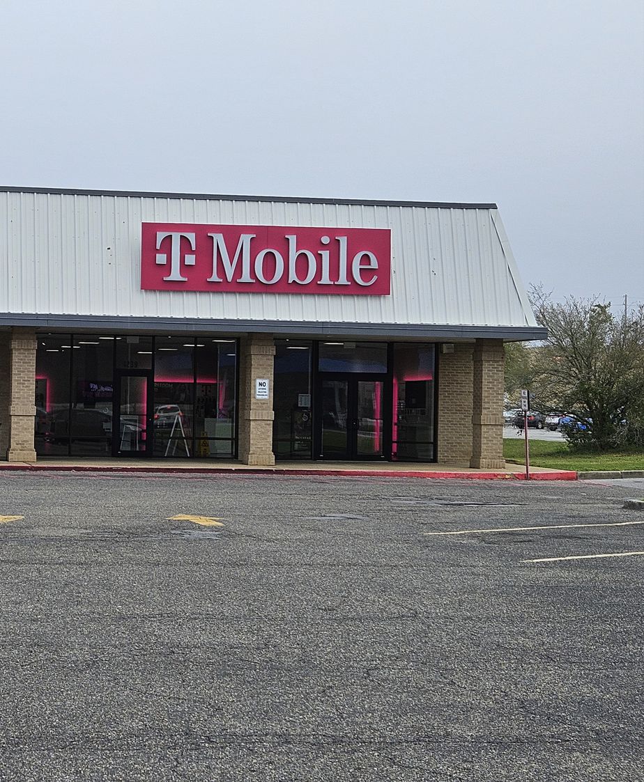 Exterior photo of T-Mobile Store at US 90 & Veterans Blvd, Pascagoula, MS