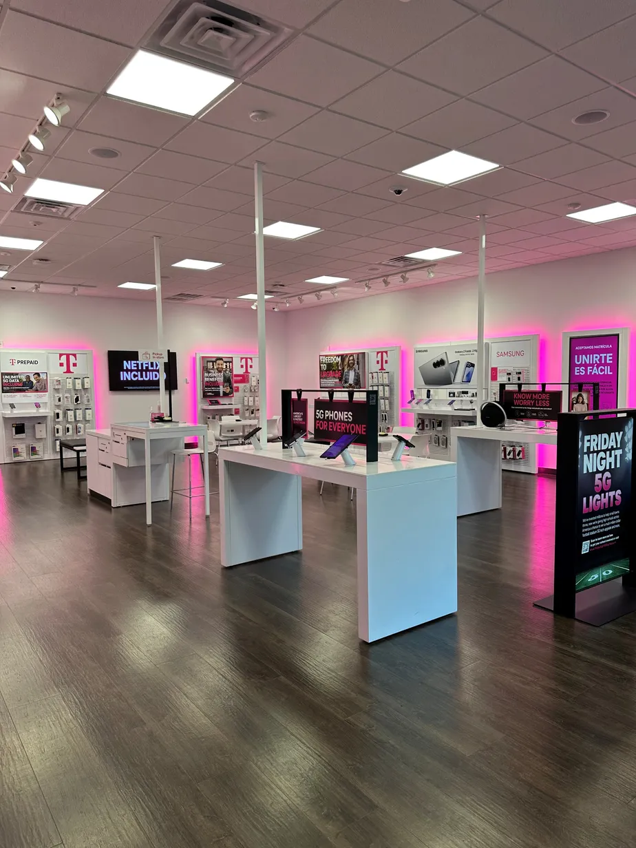  Interior photo of T-Mobile Store at Railroad & Minnesota Park, Hammond, LA 