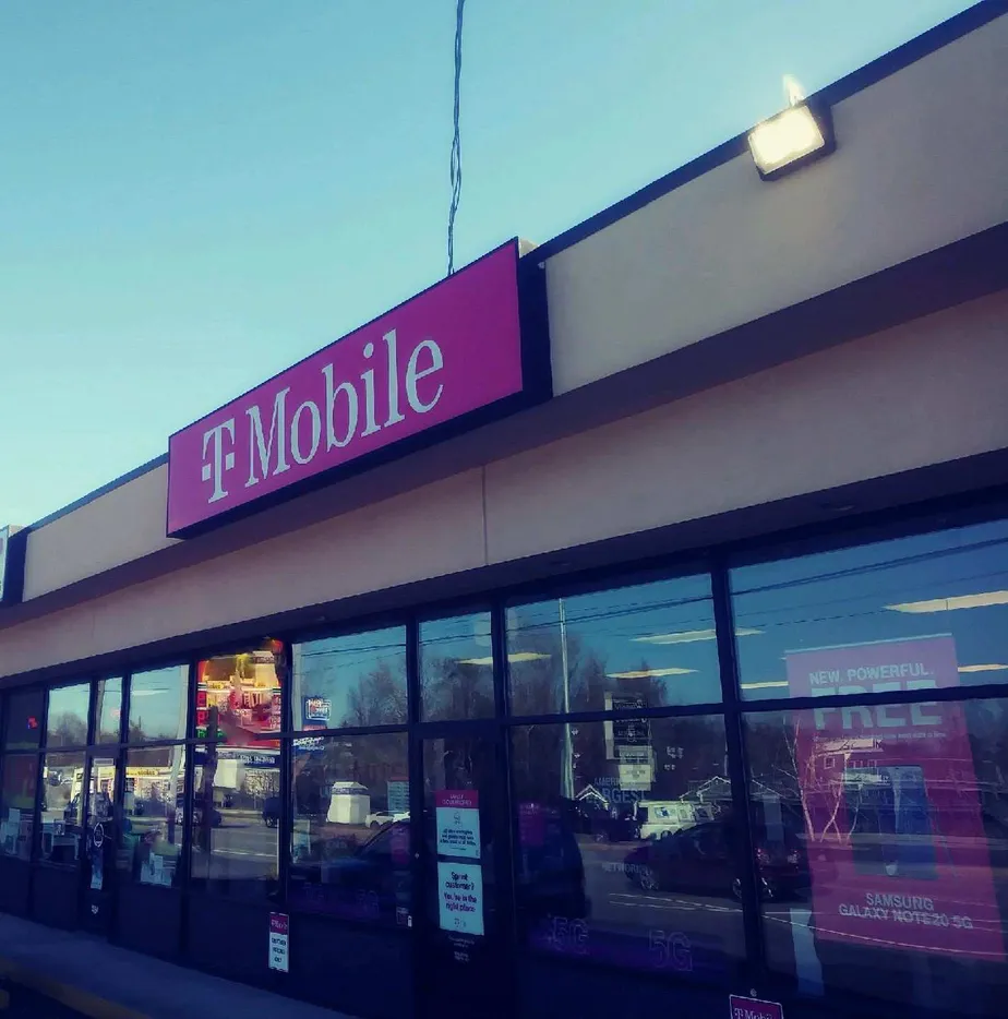 Foto del exterior de la tienda T-Mobile en Washington St & Bernie Orourke Dr, Middletown, CT