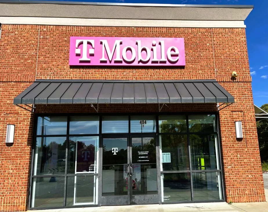  Exterior photo of T-Mobile Store at Booth Rd and S Davis Rd, Warner Robins, GA 