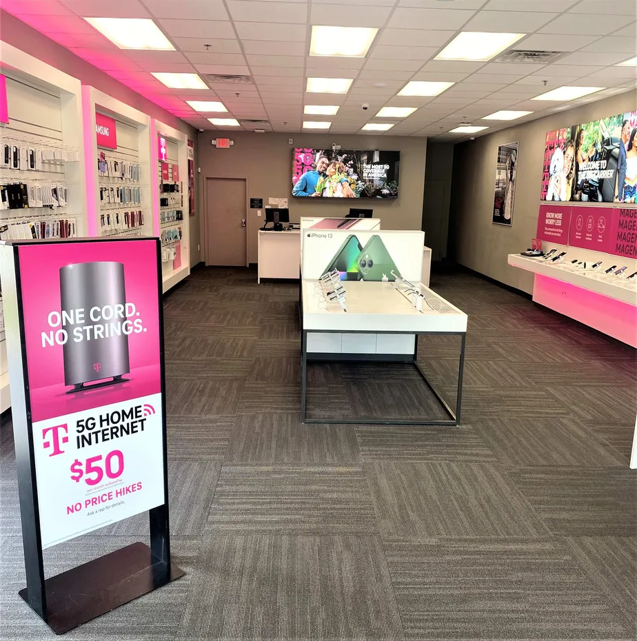 Foto del interior de la tienda T-Mobile en Highland Station Plaza, Smyrna, GA