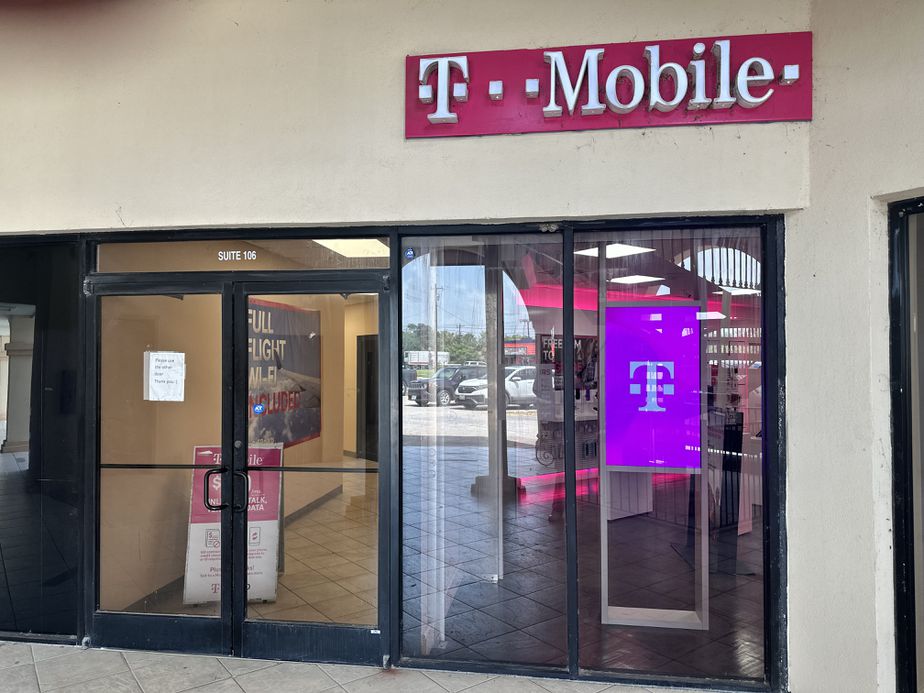  Exterior photo of T-Mobile Store at Ocean Blvd & Nogal St, Los Fresnos, TX 