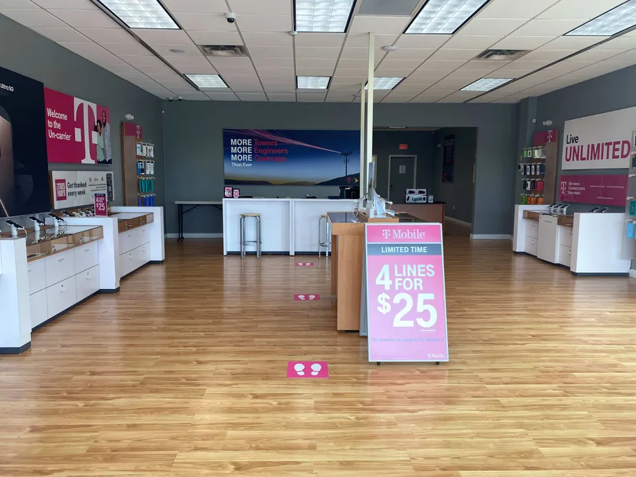  Interior photo of T-Mobile Store at Rockside Rd & Plaza Dr, Independence, OH 
