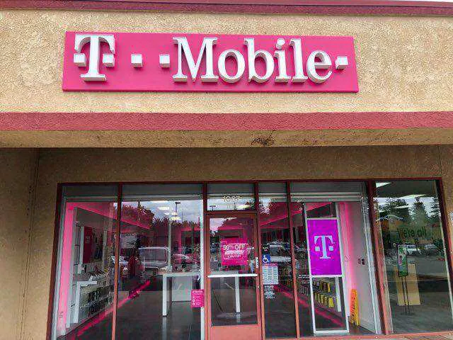 Foto del exterior de la tienda T-Mobile en C St & Hwy 99, Galt, CA