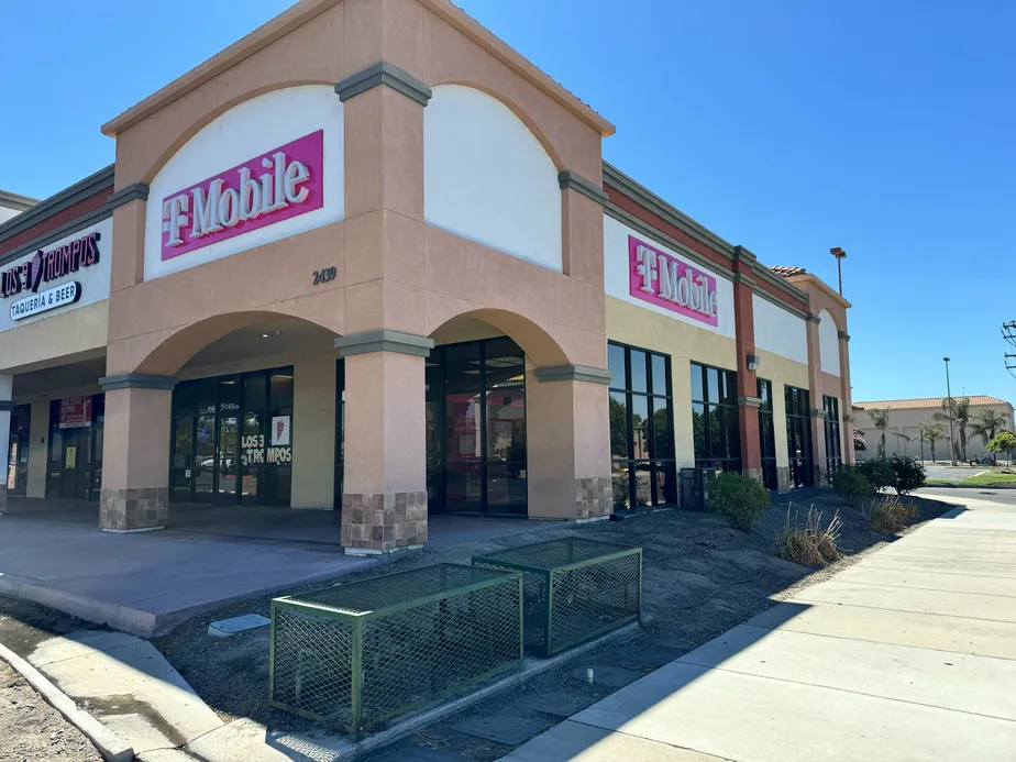 Exterior photo of T-Mobile Store at Florida & Gilmore, Hemet, CA 