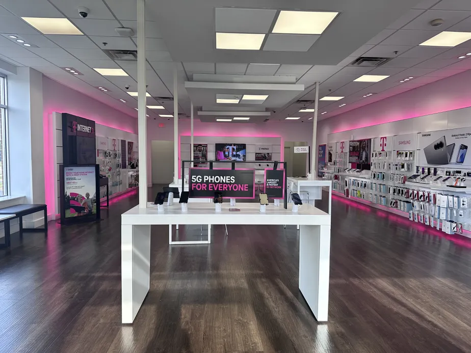  Interior photo of T-Mobile Store at Governor's Pointe, Mason, OH 
