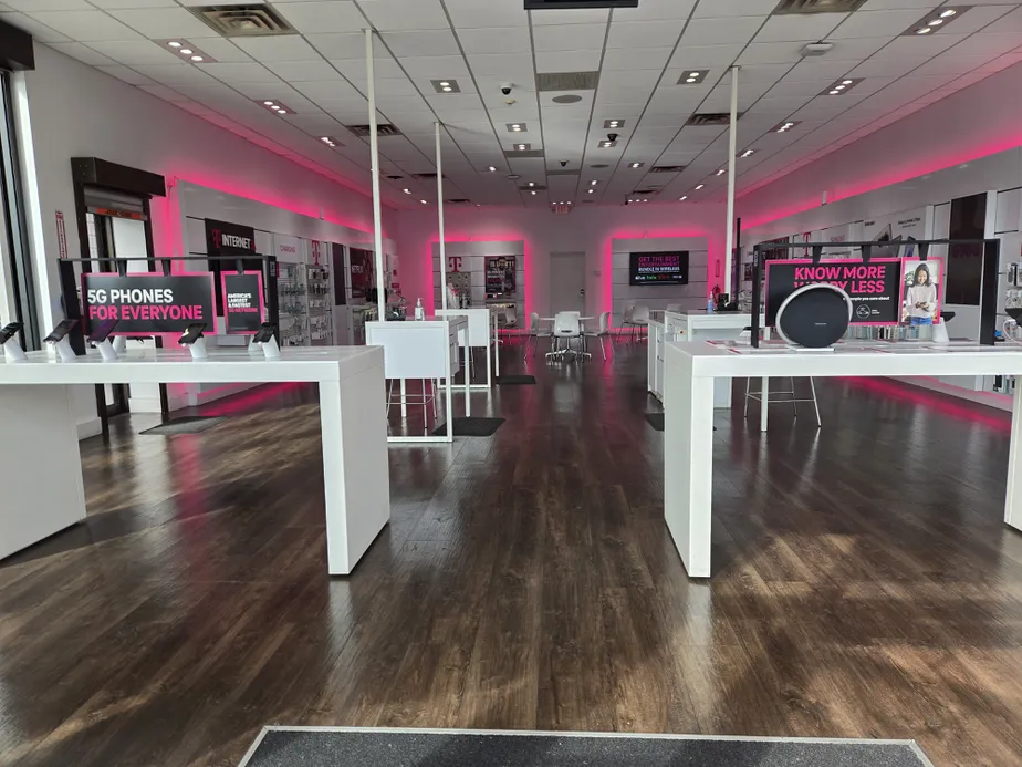  Interior photo of T-Mobile Store at 69th & Chestnut, Upper Darby, PA 