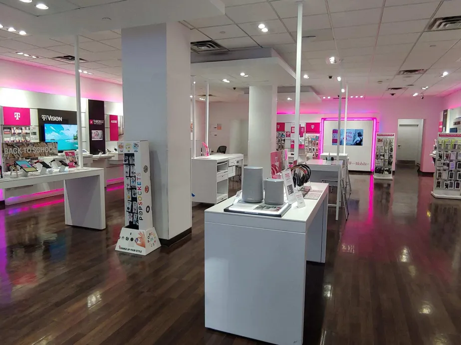 Foto del interior de la tienda T-Mobile en 6th Ave & 46th St, New York, NY