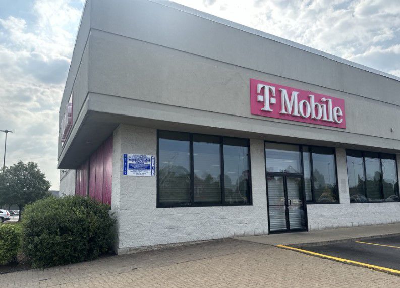 Exterior photo of T-Mobile Store at 28th & Cicero, Cicero, IL