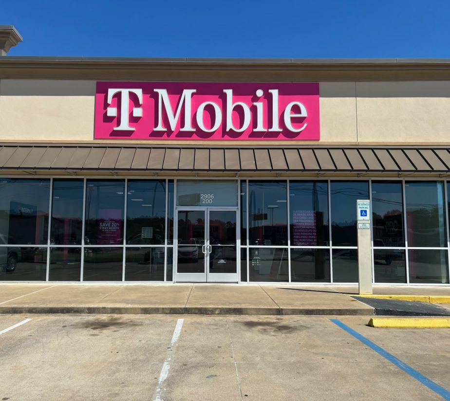 Exterior photo of T-Mobile Store at Brentwood Dr & Whitehouse Dr, Lufkin, TX