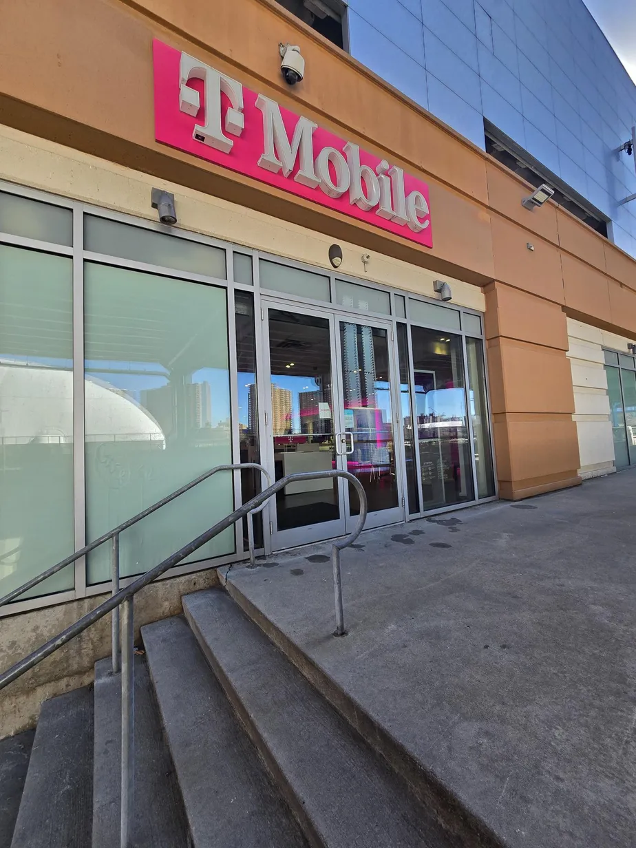 Foto del exterior de la tienda T-Mobile en Bronx Terminal Market, Bronx, NY