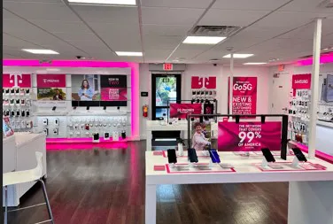 Foto del interior de la tienda T-Mobile en Sun Plaza, Ft Walton Beach, FL