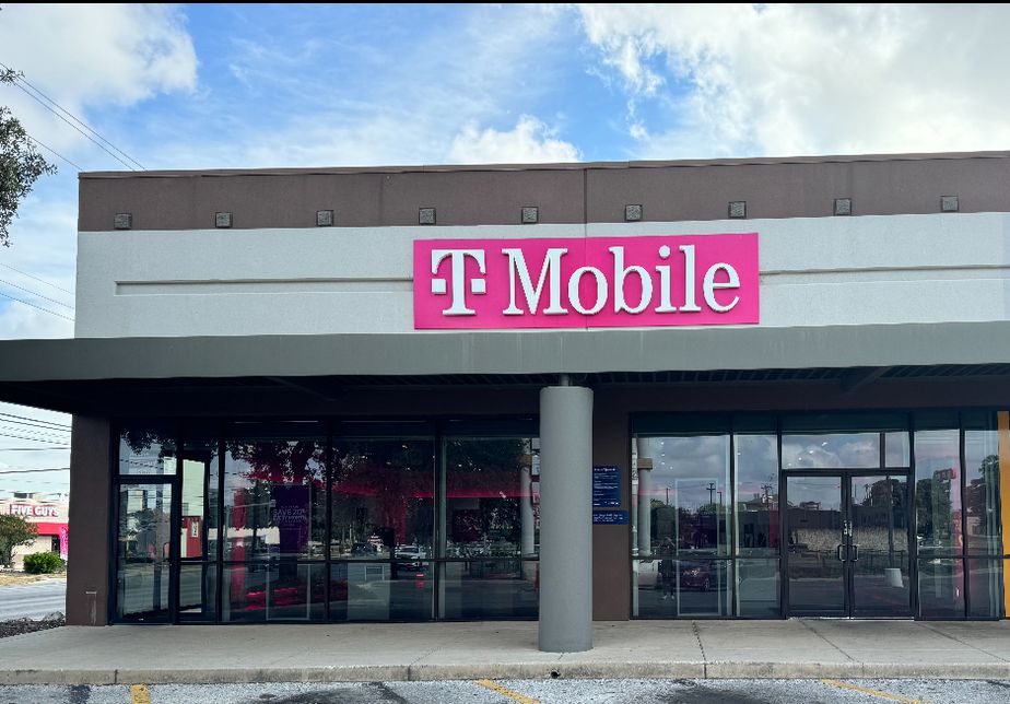 Exterior photo of T-Mobile Store at Ih-10 & De Zavala, San Antonio, TX