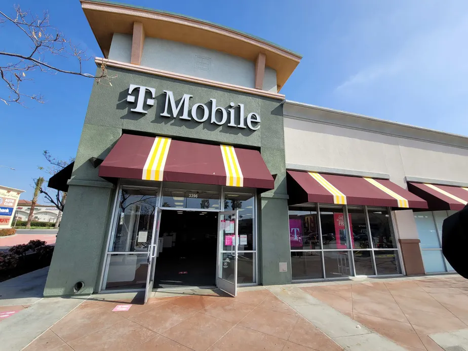 Foto del exterior de la tienda T-Mobile en W Century Blvd & Club Dr, Inglewood, CA