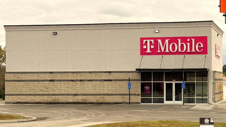Exterior photo of T-Mobile Store at N Westwood Blvd & Highland Dr, Poplar Bluff, MO