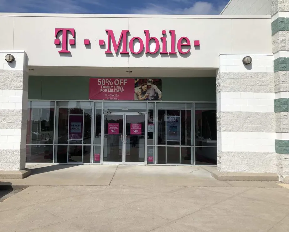 Exterior photo of T-Mobile Store at Alameda & Glazebrook, Corpus Christi, TX