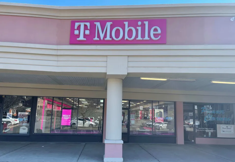  Exterior photo of T-Mobile store at Padanaram Rd & Padanaram Ave 2, Danbury, CT 