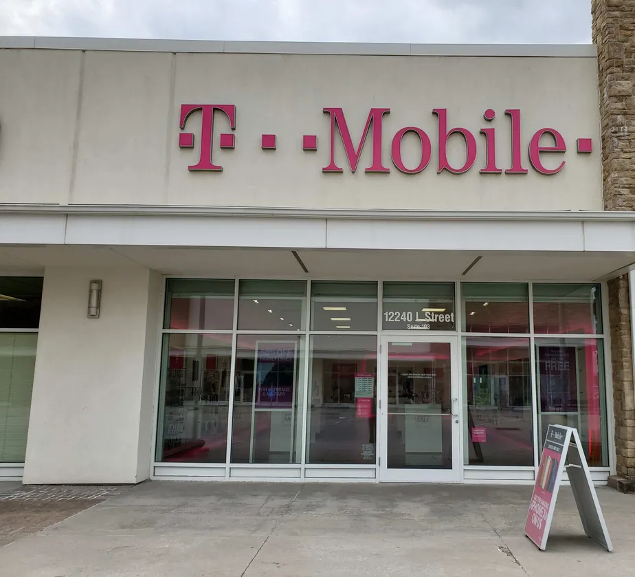 Exterior photo of T-Mobile store at L Street & 120th, Omaha, NE
