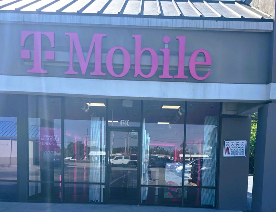 Exterior photo of T-Mobile Store at Hwy 19 & Floramar, New Port Richey, FL