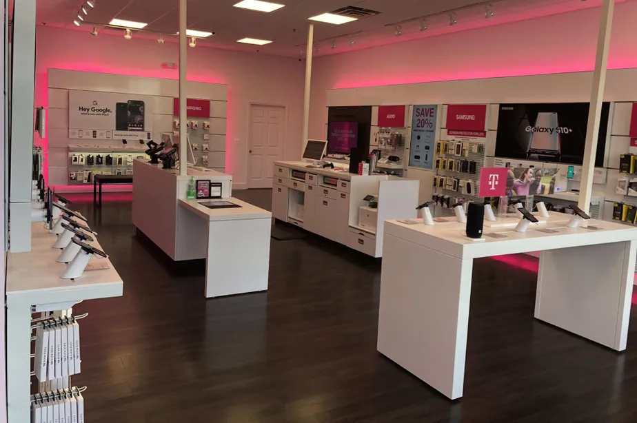Foto del interior de la tienda T-Mobile en 24th Ave & Highland, Fort Gratiot, MI