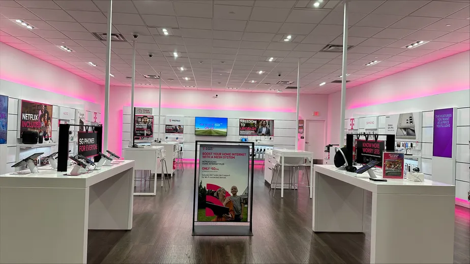 Foto del interior de la tienda T-Mobile en Serramonte Center, Daly City, CA