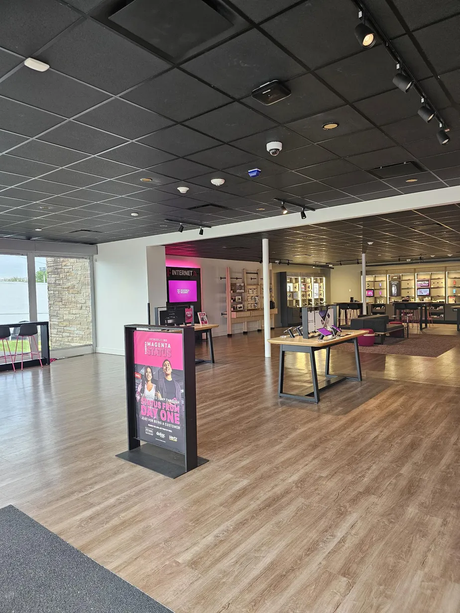  Interior photo of T-Mobile Store at Langhorne E Lincoln Hwy, Langhorne, PA 