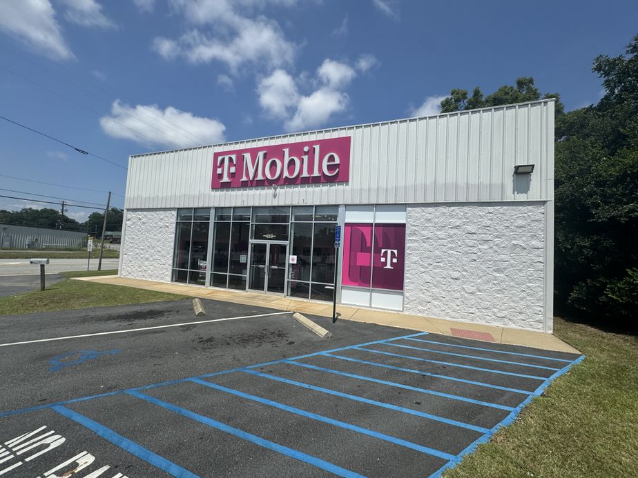 Exterior photo of T-Mobile Store at Sylvester & Mock, Albany, GA