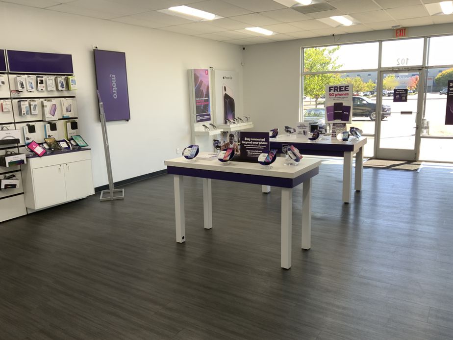 Metro by T-Mobile 700 NE Circle Blvd, - 700 NE Circle Blvd,