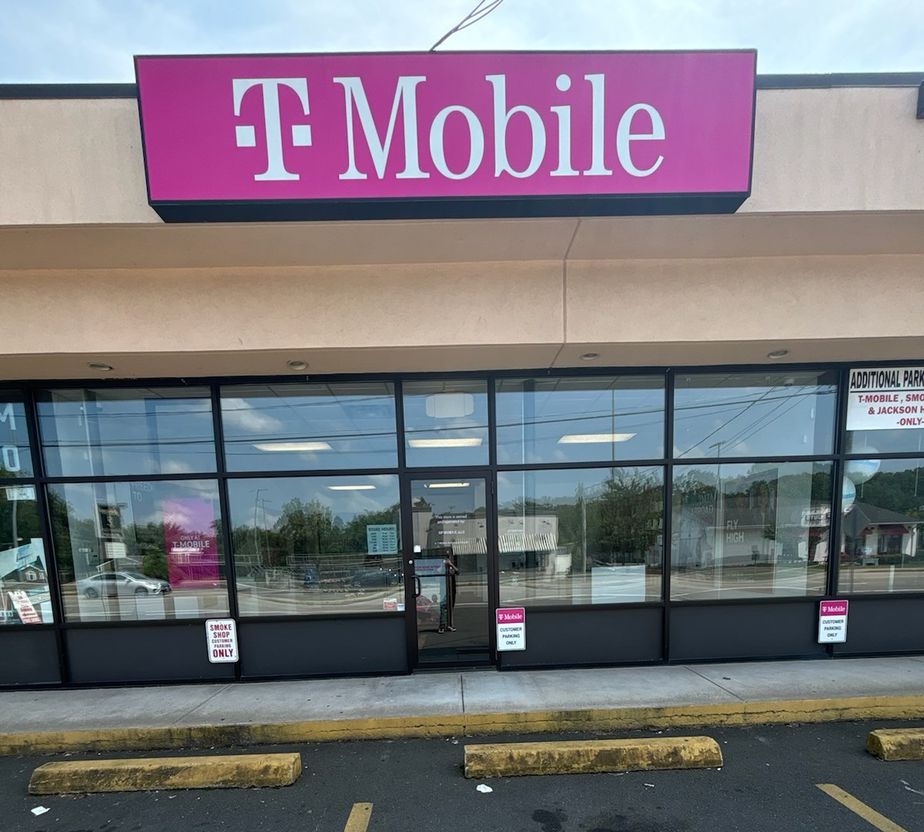 Exterior photo of T-Mobile Store at Middletown - Washington St, Middletown, CT