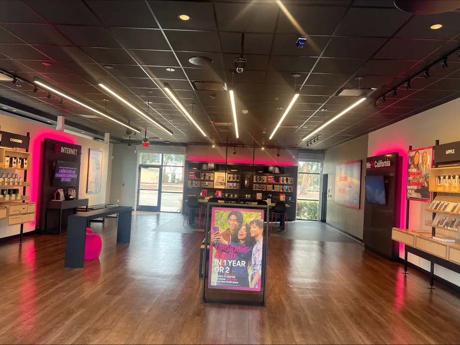 Foto del interior de la tienda T-Mobile en Main St & Bernal Dr, Salinas, CA