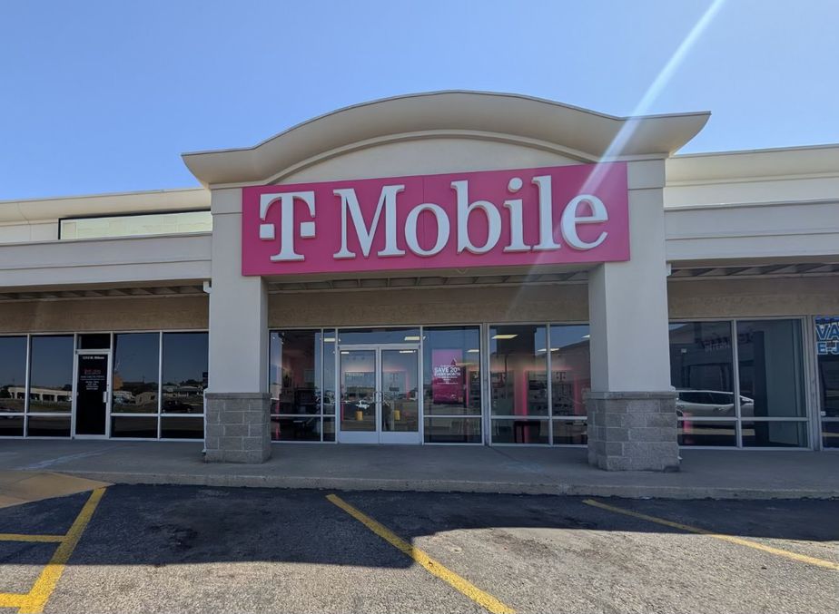 Exterior photo of T-Mobile Store at Wilson & College, Borger, TX