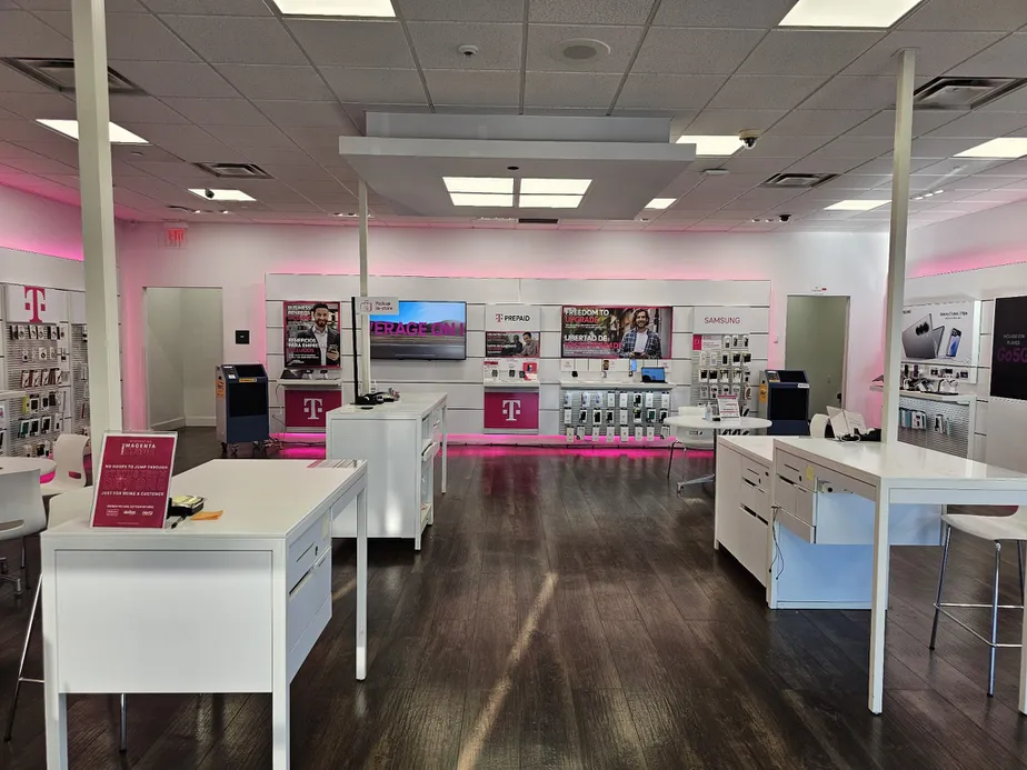 Foto del interior de la tienda T-Mobile en Demaree & Caldwell, Visalia, CA