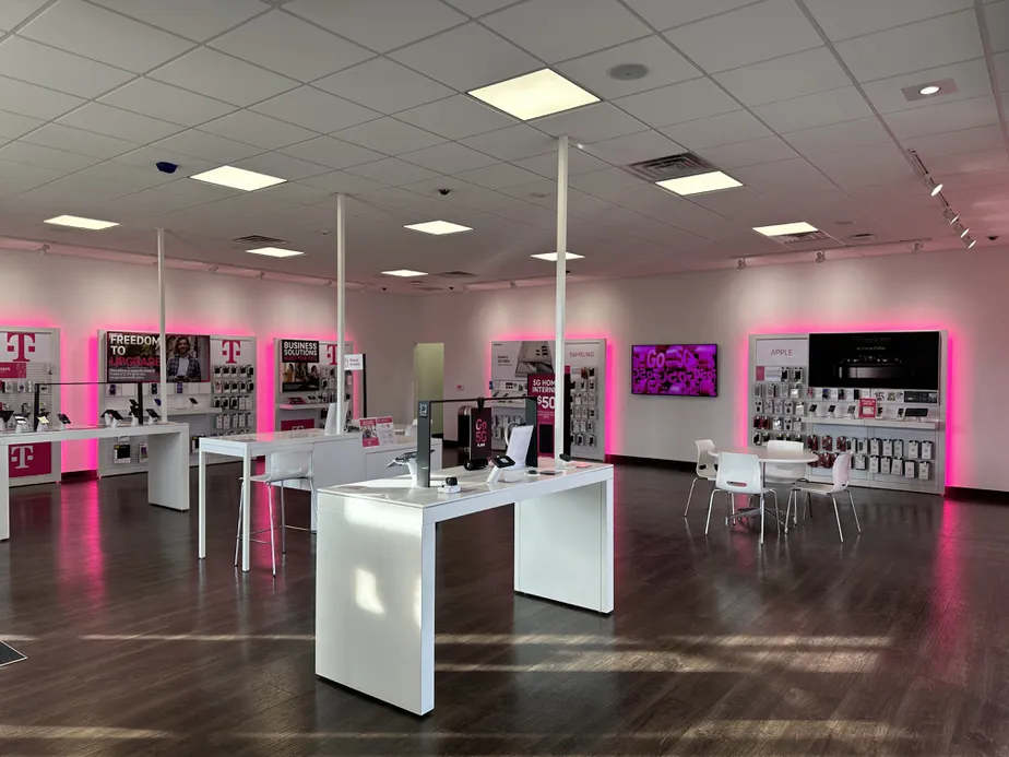 Foto del interior de la tienda T-Mobile en Pierce & Thomas, Carlsbad, NM