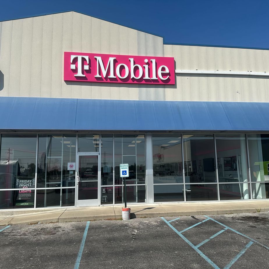 Exterior photo of T-Mobile Store at E Tipton St & Myers Ln, Seymour, IN