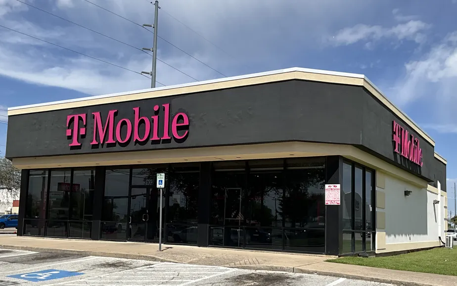  Exterior photo of T-Mobile Store at Broadway & Centerville, Garland, TX 
