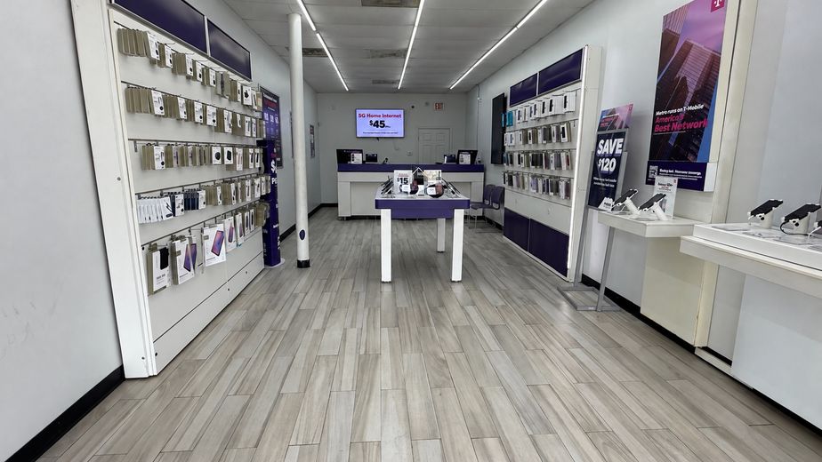 Metro by T-Mobile 18 Uvalde Rd - 18 Uvalde Rd 