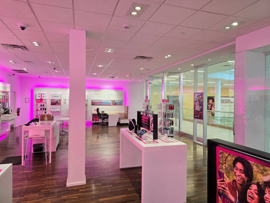 Foto del interior de la tienda T-Mobile en Burlington Mall, Burlington, MA