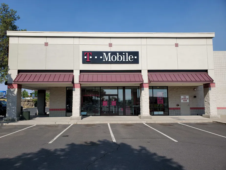  Exterior photo of T-Mobile store at Hwy 20 & Ne 27th St, Bend, OR 