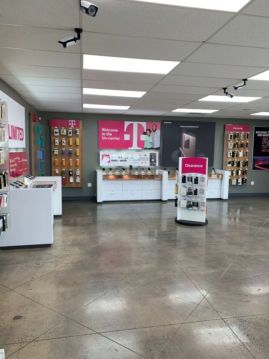  Interior photo of T-Mobile Store at E Parkway Dr & N Hampton Ave, Russellville, AR 