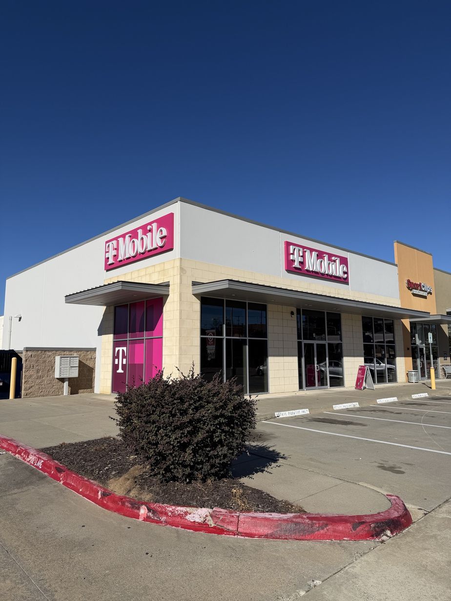  Exterior photo of T-Mobile Store at Park Avenue, Little Rock, AR 