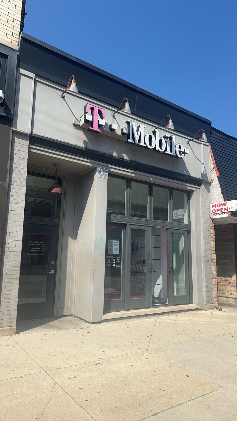 Exterior photo of T-Mobile Store at West Chicago & North Ashland, Chicago, IL