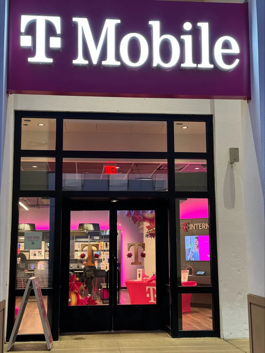 Foto del exterior de la tienda T-Mobile en The Shops at Atlas Park, Glendale, NY