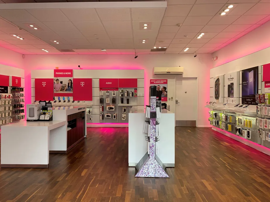 Foto del interior de la tienda T-Mobile en Mission Valley Center, San Diego, CA