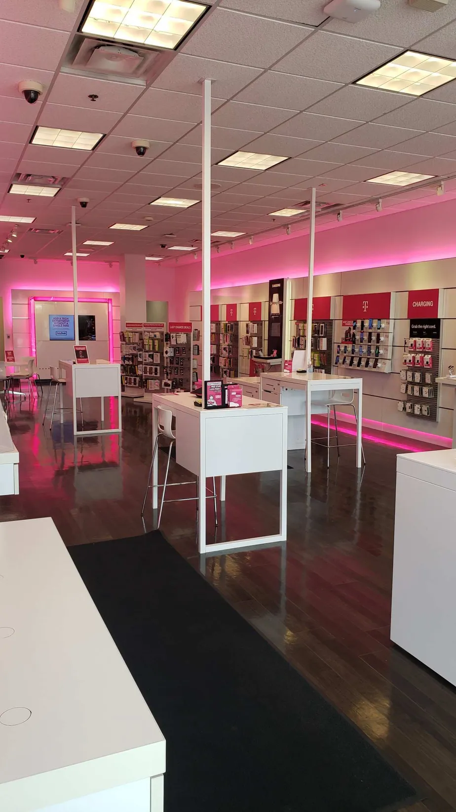 Foto del interior de la tienda T-Mobile en Center Ridge Rd & W 210th St, Fairview Park, OH