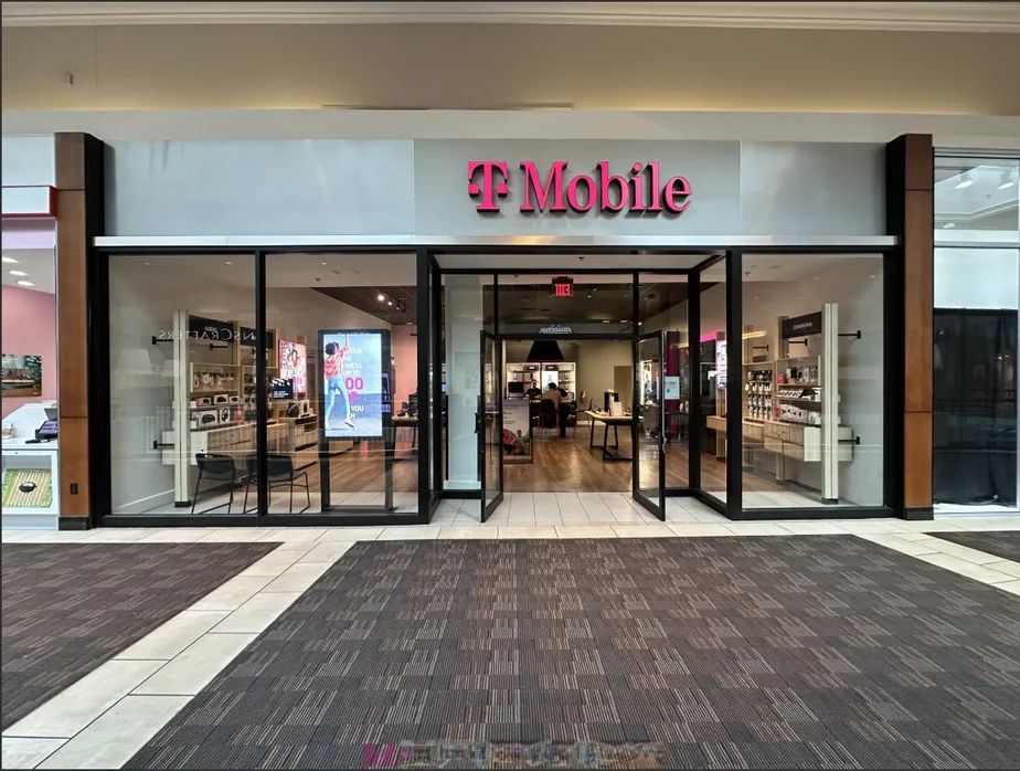  Exterior photo of T-Mobile Store at Polaris Fashion Place, Columbus, OH 