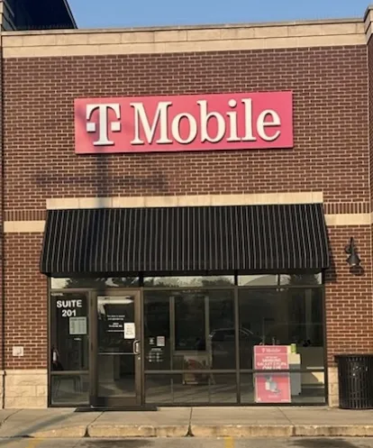  Exterior photo of T-Mobile Store at Veterans Pkwy & Krispy Kreme Dr, Bloomington, IL 